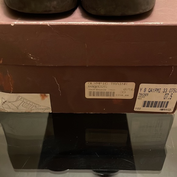 Louis Vuitton - Picture 3 of 5